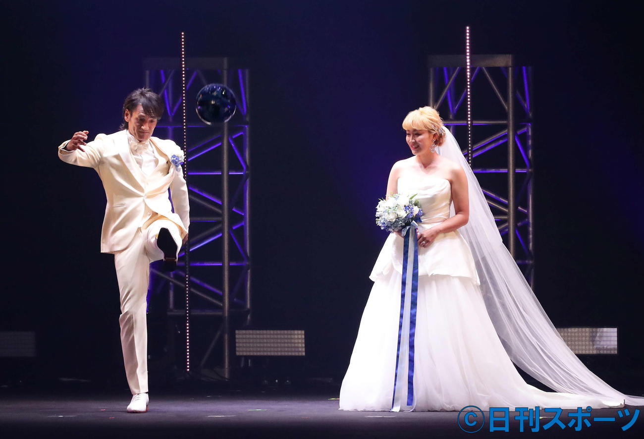 東京ガールズコレクションでリアルに挙式し、サッカーボールを蹴る新郎でサッカー元日本代表の本並健治氏（左）と新婦で女子サッカー元日本代表の丸山桂里奈（撮影・丹羽敏通）