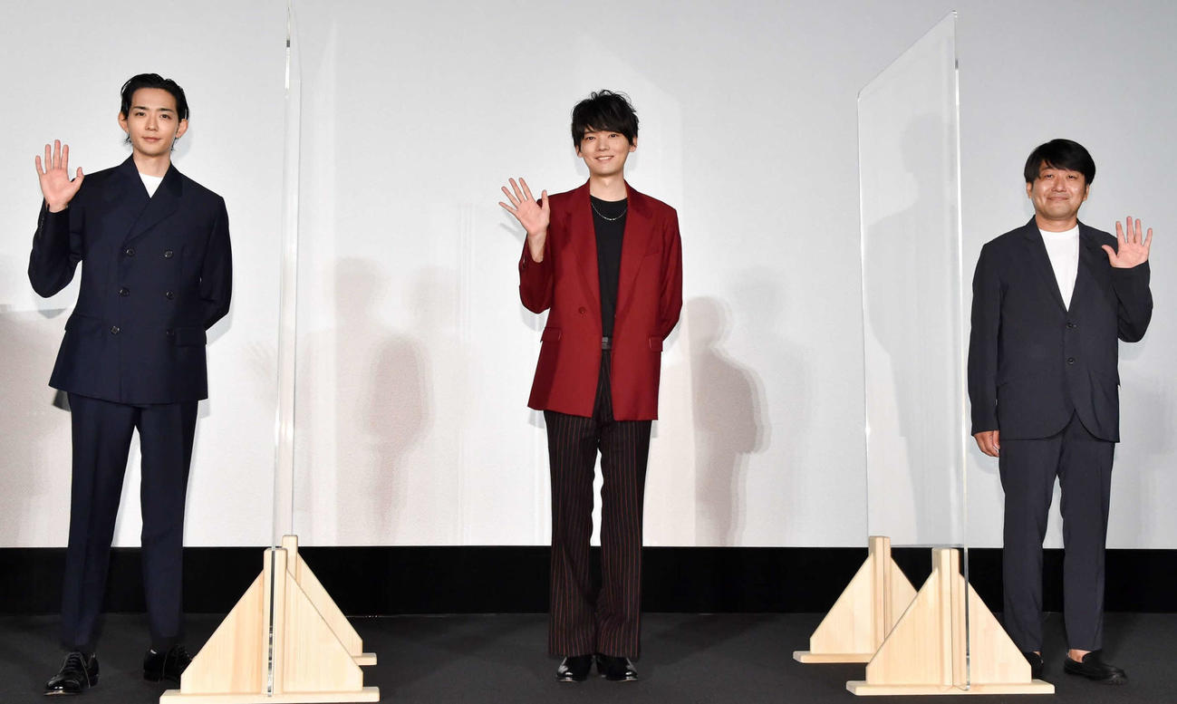 映画「リスタートはただいまのあとで」公開記念舞台あいさつに登壇した、左から竜星涼、古川雄輝、井上竜太監督