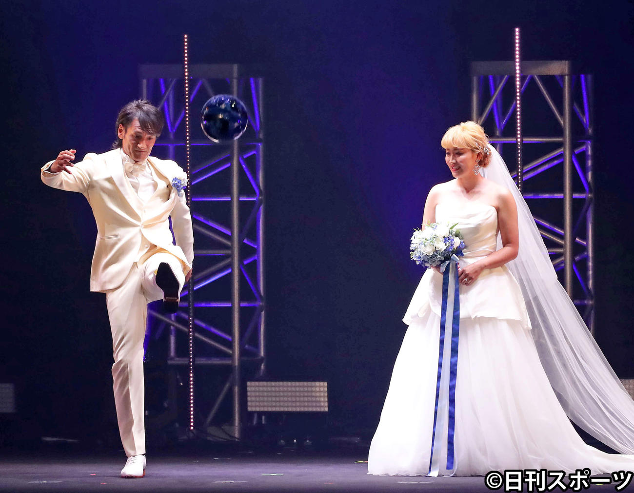 東京ガールズコレクションでリアルに挙式し、サッカーボールを蹴る本並健治氏（左）と丸山桂里奈（撮影・丹羽敏通）