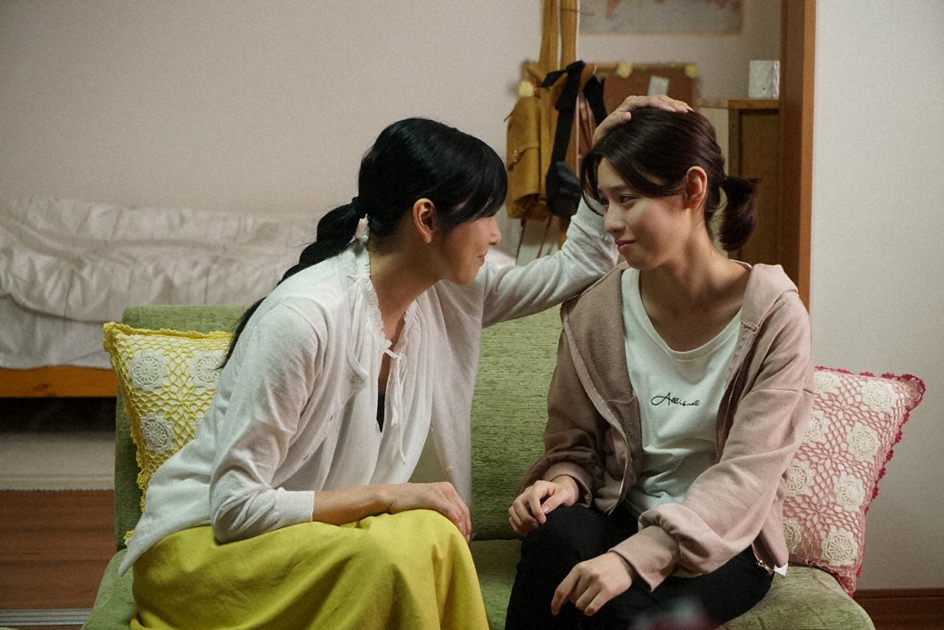 歌子（左）は、娘の詩弦と一緒に恐怖新聞が予言する事件を防ごうとする（C）東海テレビ