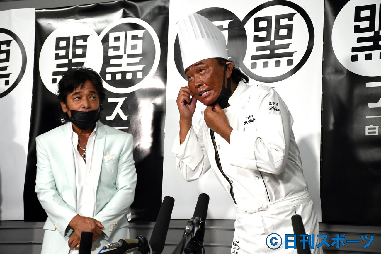 「黒フェス2020～白黒歌合戦～」の公演前に取材に応じる、たいめいけん茂出木浩司シェフ（右）。左は松崎しげる（撮影・大友陽平）