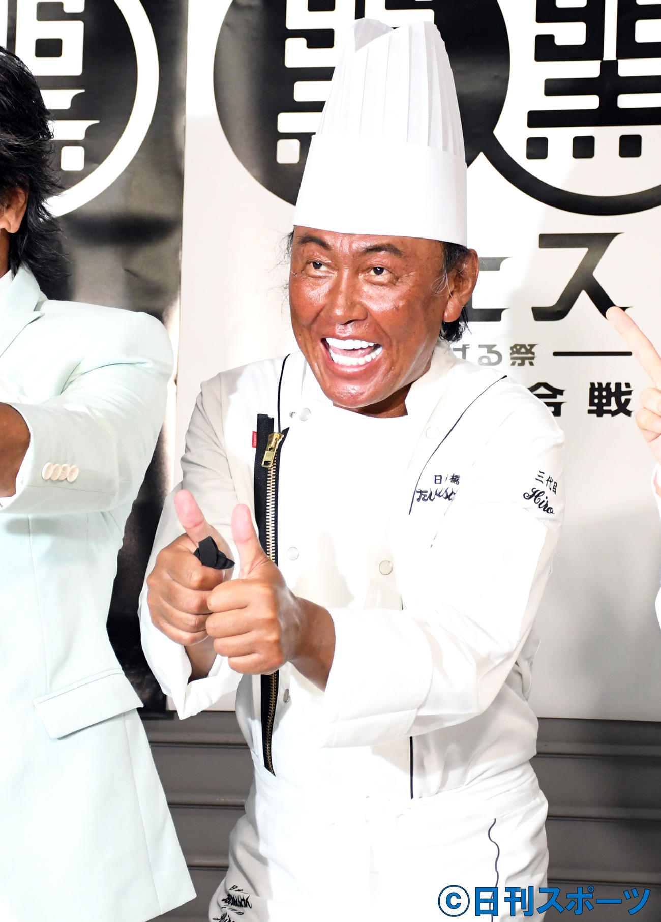 「黒フェス2020～白黒歌合戦～」の公演前に笑顔を見せる、たいめいけん茂出木浩司シェフ（撮影・大友陽平）