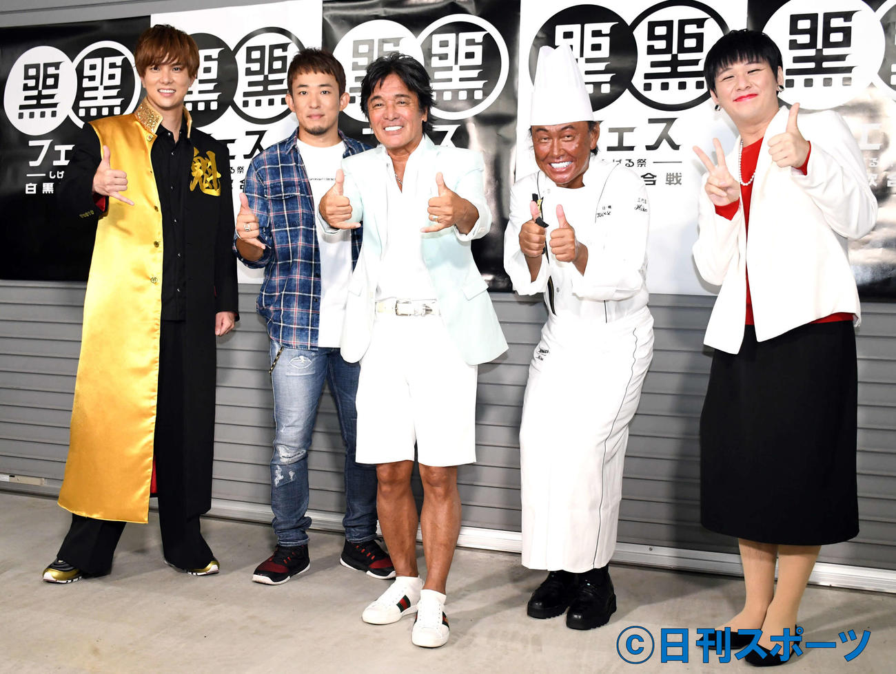 「黒フェス2020～白黒歌合戦～」の公演前に意気込む、左からBOYS　AND　MEN水野勝、ファンキー加藤、松崎しげる、茂出木浩司シェフ、Mr．シャチホコ（撮影・大友陽平）