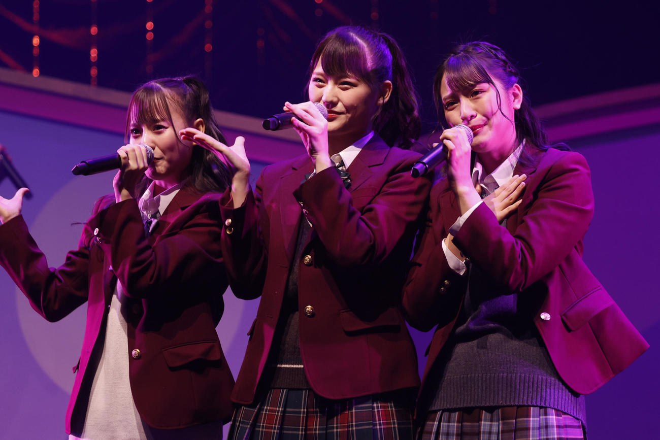 デビュー3周年記念ライブで約1年ぶりに復帰した＝LOVE高松瞳（中央）。左は齊藤なぎさ、右は佐々木舞香
