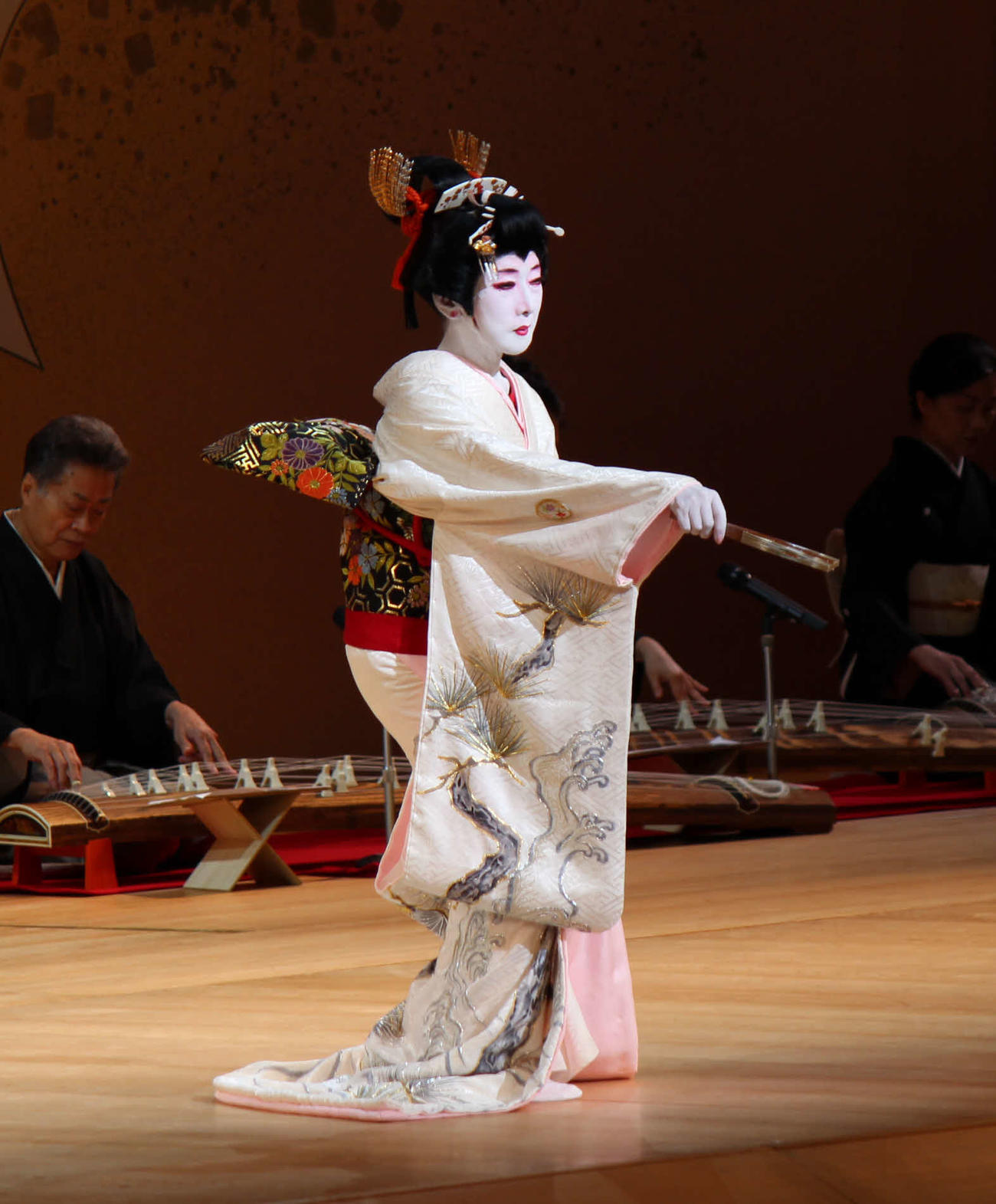 19年10月29日、令和の幕開けを祝う舞いで締めた松本悠里（撮影・村上久美子）