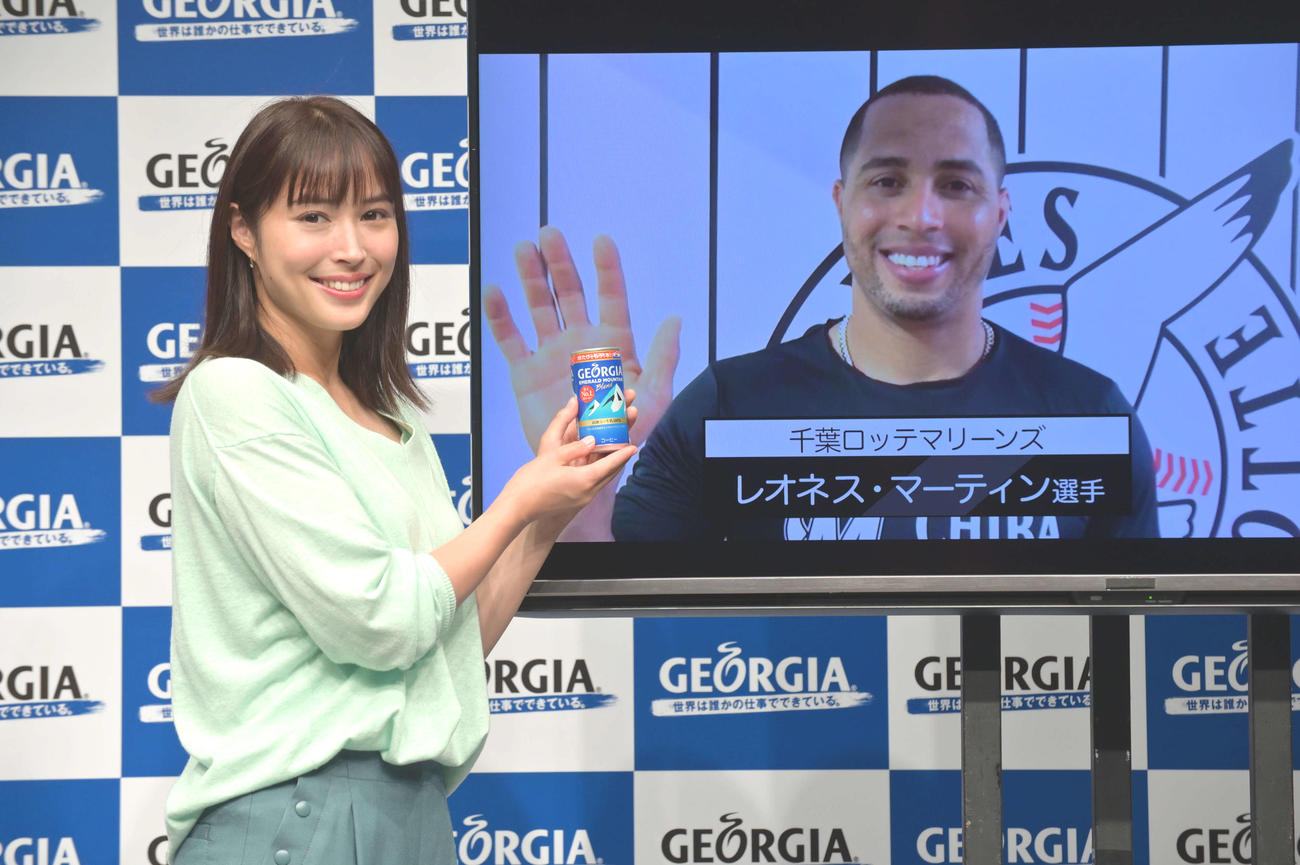 ジョージア「運だめしキャンペーン」記者発表会で、ロッテ・マーティンから映像メッセージを受け取った広瀬アリス
