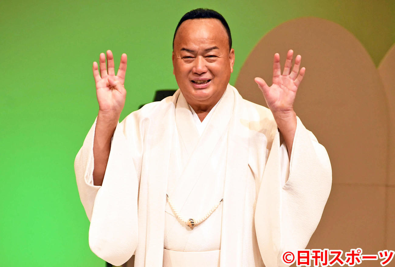 「チーム細川　スペシャル歌謡ステージ」　芸道45周年の「45」ポーズを決める演歌歌手細川たかし（2020年9月4日撮影）