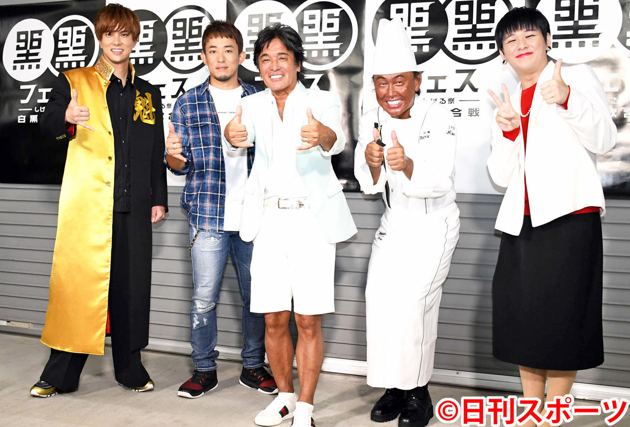 「黒フェス2020～白黒歌合戦～」　公演前に意気込む、左からBOYS　AND　MEN水野勝、ファンキー加藤、歌手松崎しげる、茂出木浩司シェフ、　Mr.　シャチホコ（2020年9月6日撮影）