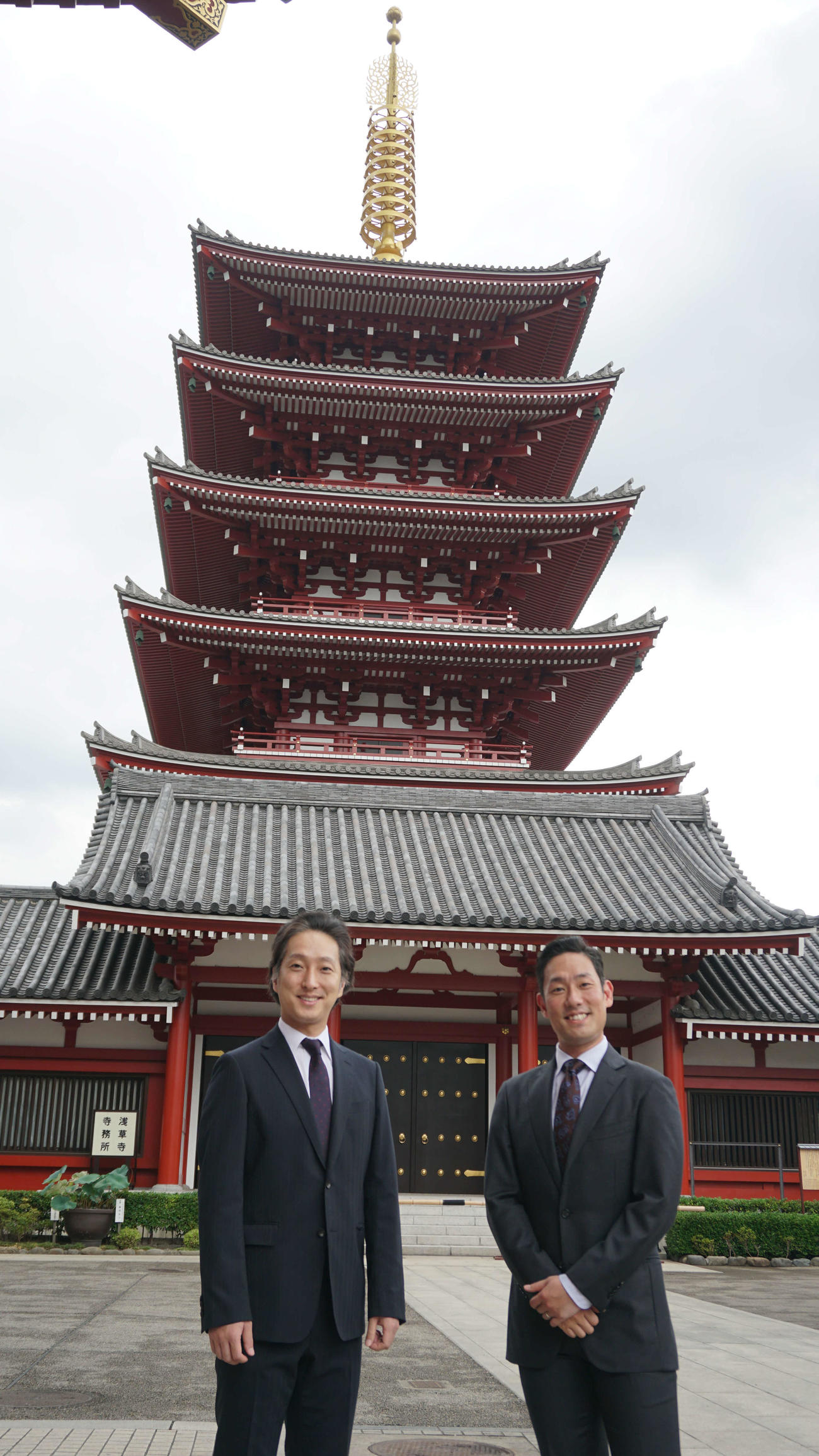 中村勘九郎（右）、中村七之助は、「歌舞伎生配信特別公演」を行う浅草寺の五重塔前で笑顔