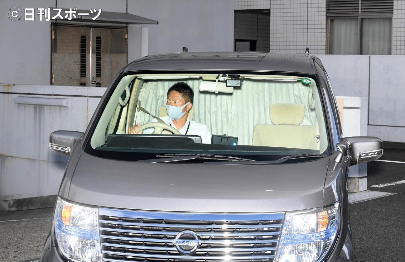 送検のため湾岸署を出る伊勢谷友介容疑者が乗っていると思われる車（撮影・横山健太）