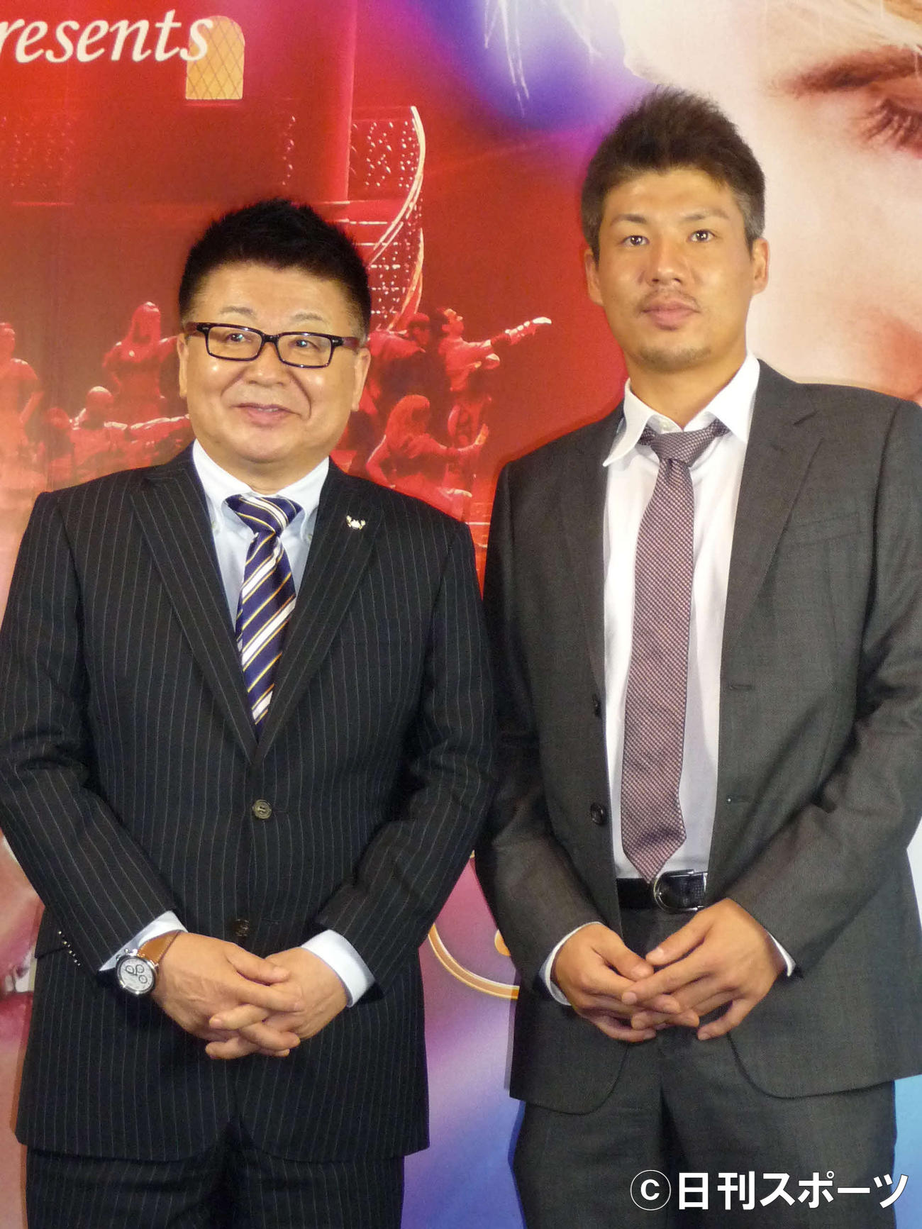 12年10月、イベントにそろって出席した生島ヒロシ（左）と生島勇輝