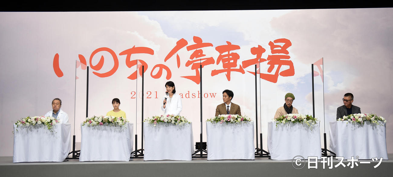 映画「いのちの停車場」の現場撮影会見をする、左から西田敏行、広瀬すず、吉永小百合、松坂桃李、みなみらんぼう、成島出監督　（撮影・柴田隆二）