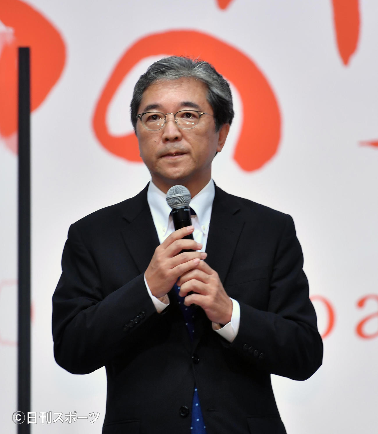 映画「いのちの停車場」の撮影現場会見であいさつする手塚東映社長（撮影・柴田隆二）