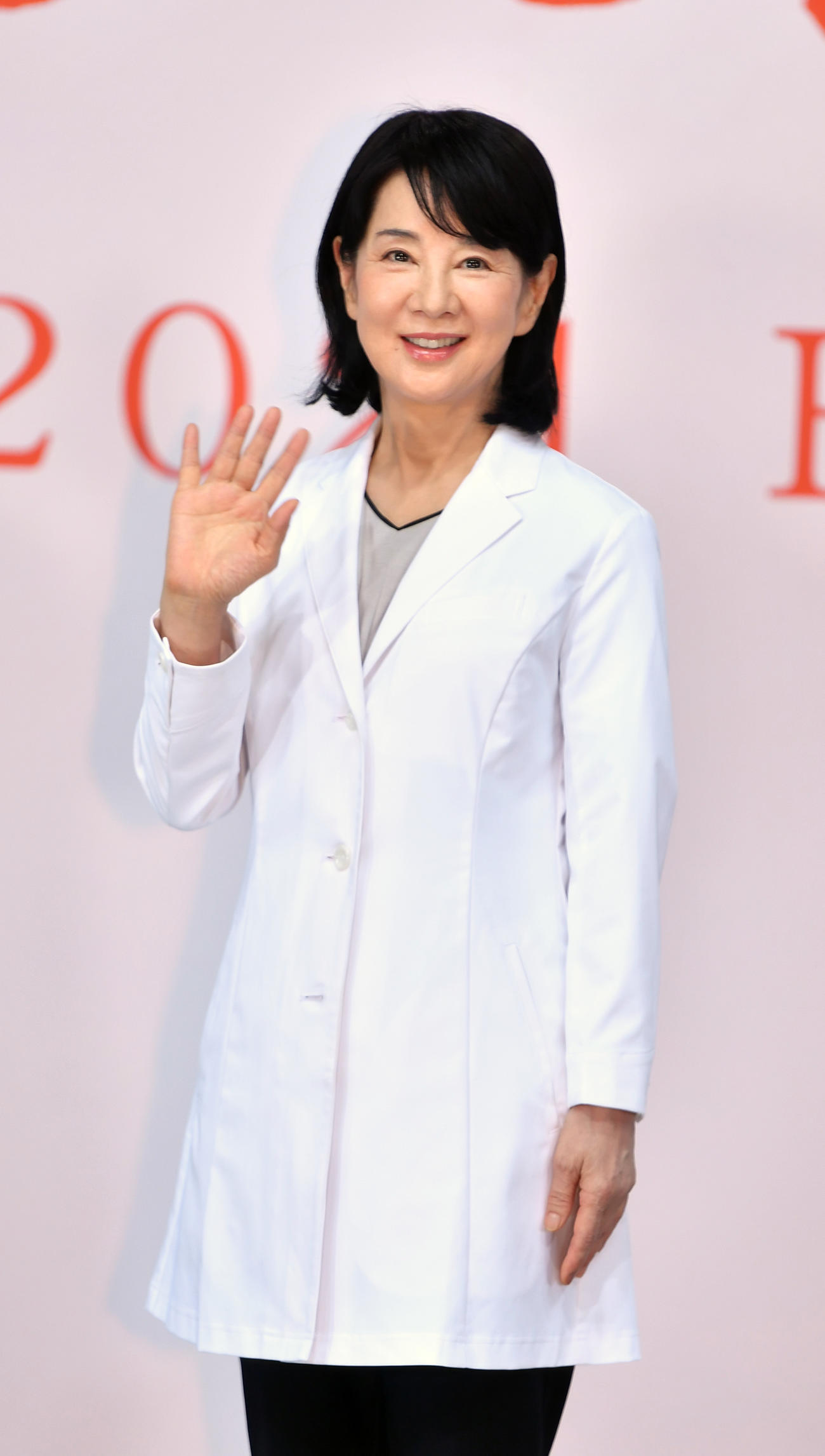 映画「いのちの停車場」の撮影現場会見で記念撮影に納まる吉永小百合（撮影・柴田隆二）