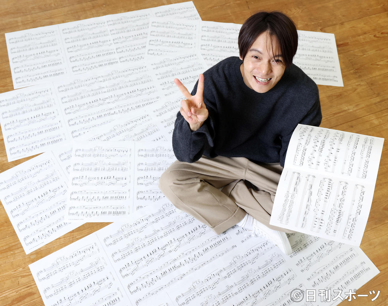 楽譜に囲まれ、笑顔でVサインする窪田正孝（撮影・浅見桂子）