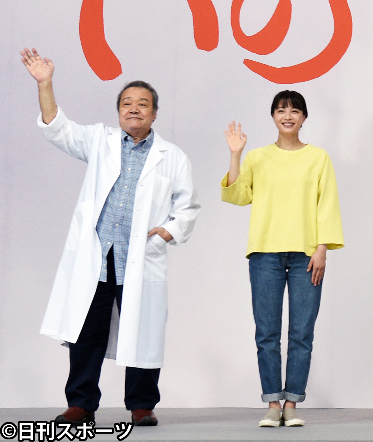 映画「いのちの停車場」の現場撮影会見で記念撮影に納まる西田敏行（左）と広瀬すず（撮影・柴田隆二）