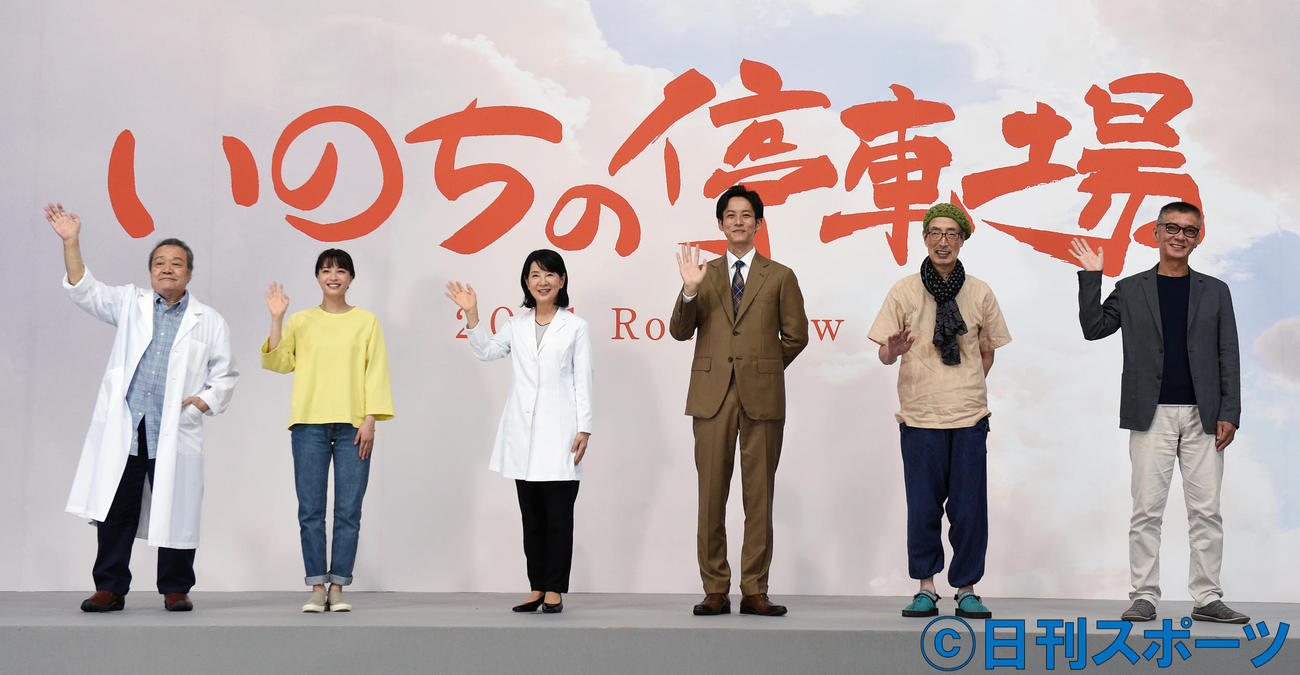 映画「いのちの停車場」の現場撮影会見で記念撮影に納まる、左から西田敏行、広瀬すず、吉永小百合、松坂桃李、みなみらんぼう、成島出監督　（撮影・柴田隆二）