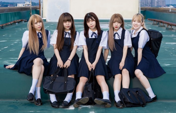 毎日投稿アイドル「おこさまぷれ～と。」の左から、りあら、ゆいにゃ、ちゃき、しゅがー、のぴ
