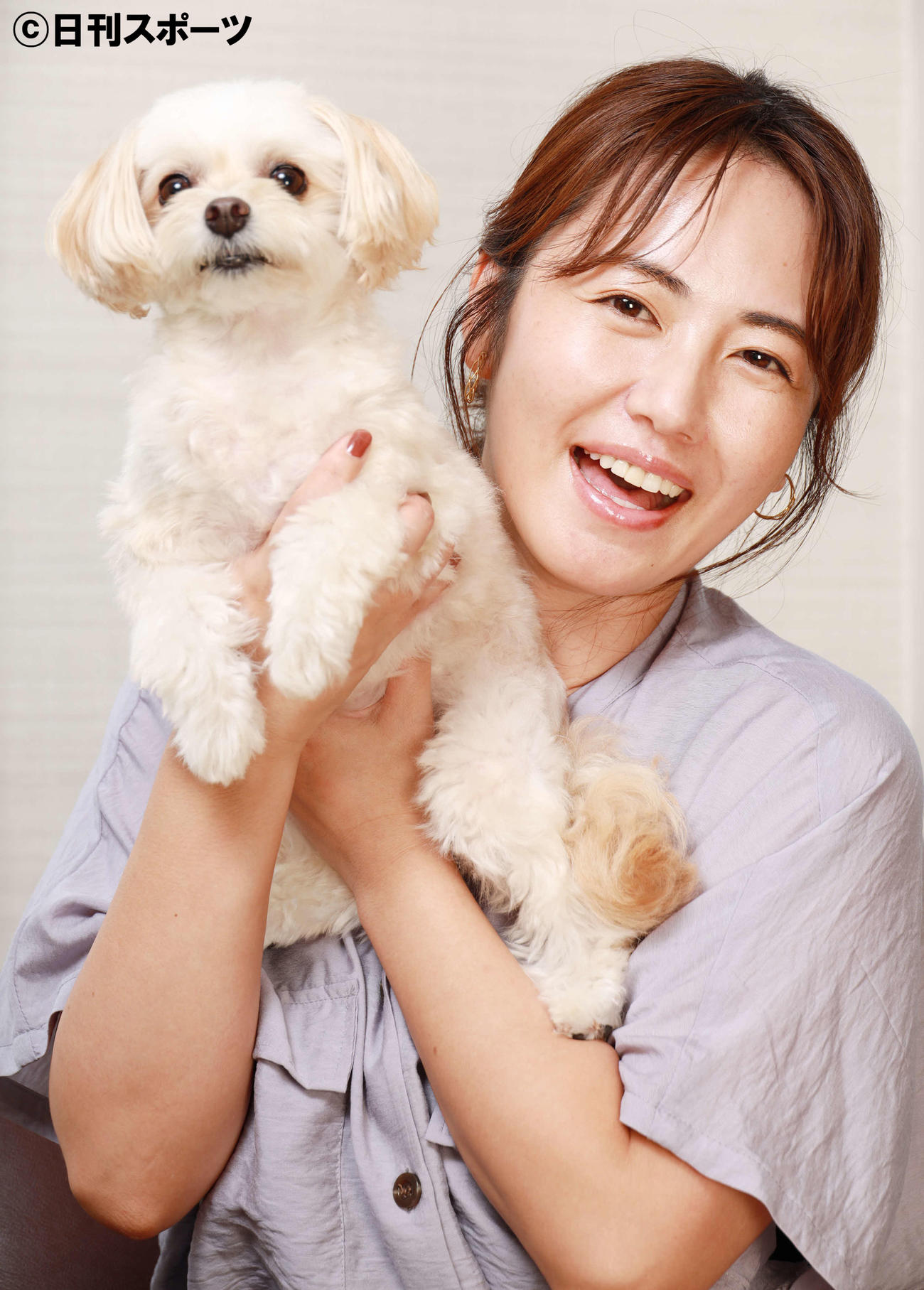 愛犬リリーを抱き笑顔を見せる磯山さやか