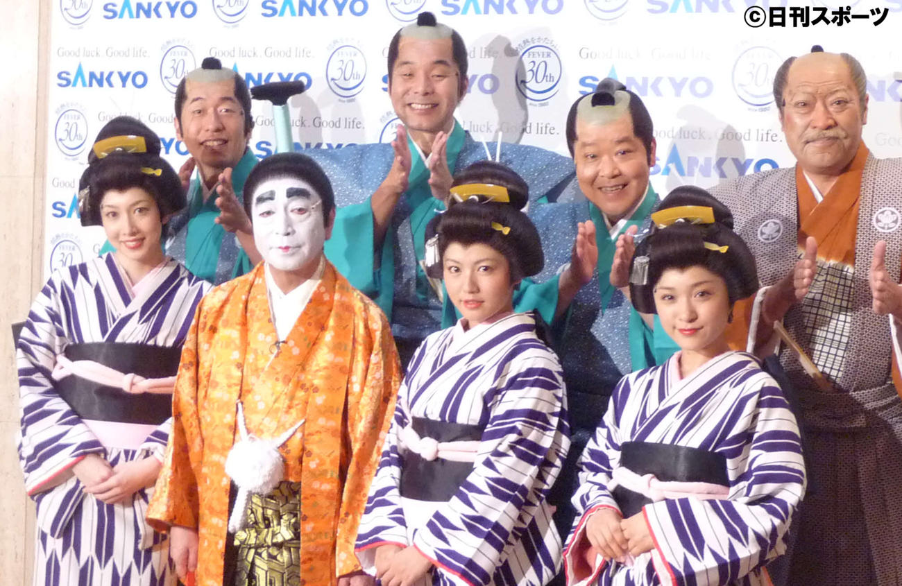 10年7月、磯山（前列左から3人目）は舞台「志村魂」で故志村けんさんと共演