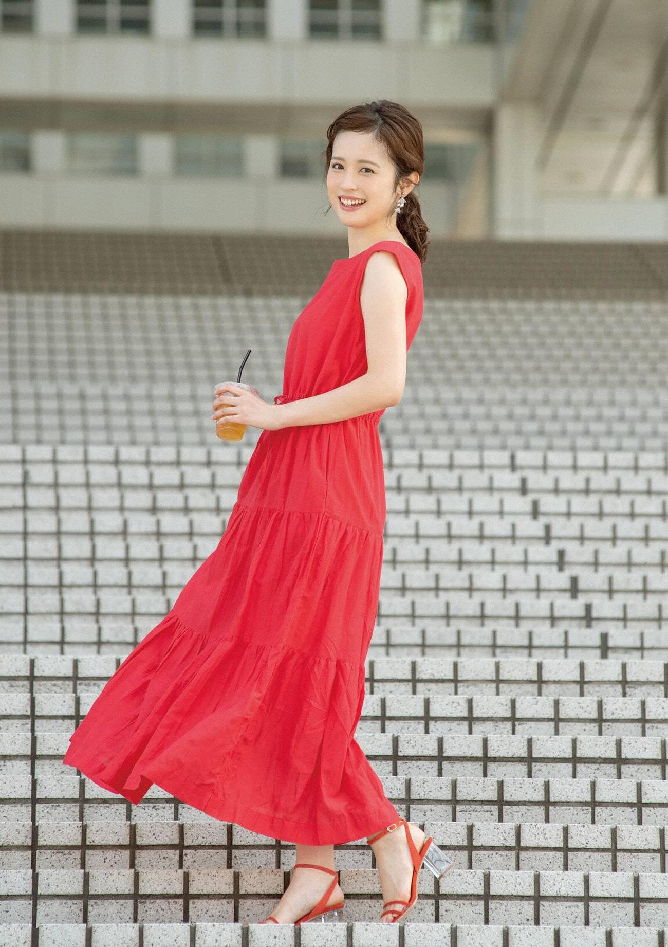 「フジテレビ女性アナウンサーカレンダー2021」の7月に登場する久慈暁子アナ（C）フジテレビ