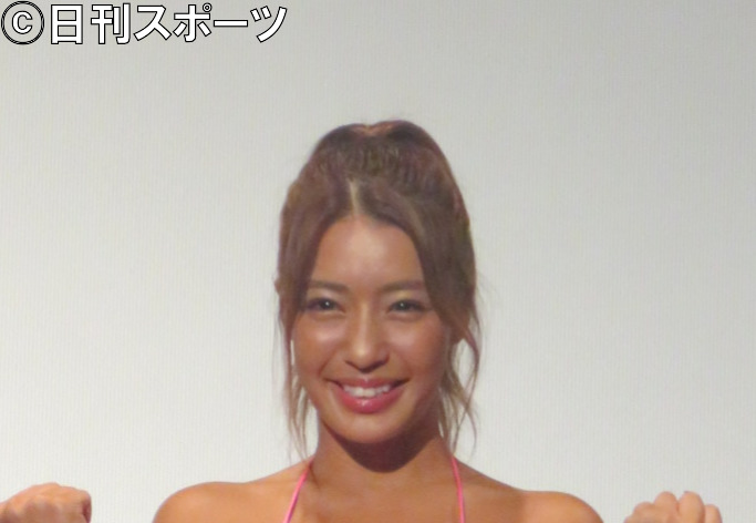 初主演映画「はぐれアイドル地獄変」の初日舞台あいさつで笑顔をみせる橋本梨菜