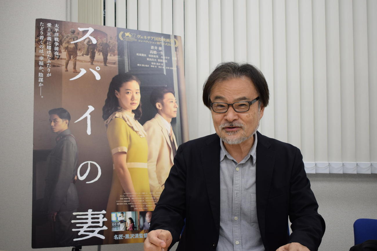 映画「スパイの妻」でベネチア映画祭銀獅子賞を受賞し、Zoomを通じて日本のメディアの取材に応じる黒沢清監督