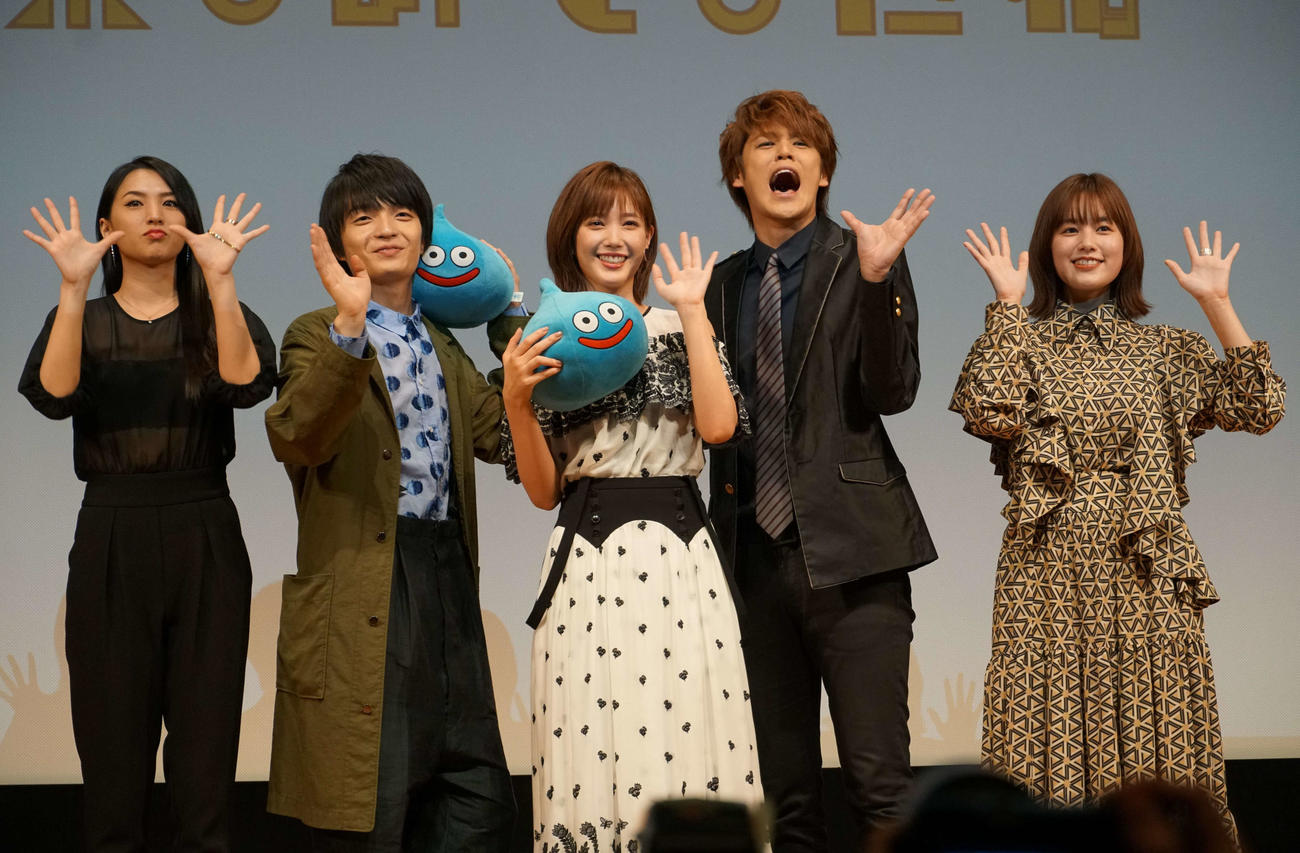 ドラマ「ゆうべはお楽しみでしたね」制作発表会に出席した、左から芦名星、岡山天音、本田翼、宮野真守、筧美和子（2018年12月26日撮影）