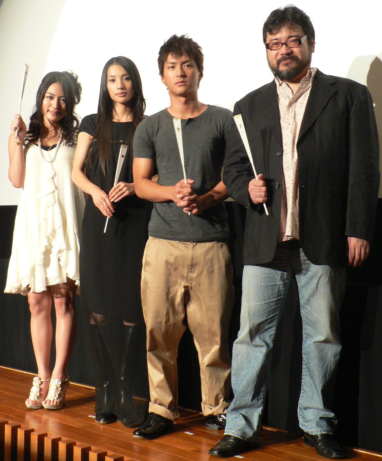 映画「KING　GAME　キングゲーム」初日舞台あいさつ　出席した、左から川村ゆきえ、芦名星、石田卓也、江川達也監督（2010年8月28日撮影）