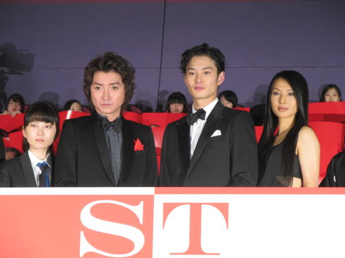 主演映画の完成披露試写会に出演した藤原竜也（左から2人目）。左から志田未来、1人おいて岡田将生、芦名星（2014年12月9日撮影）