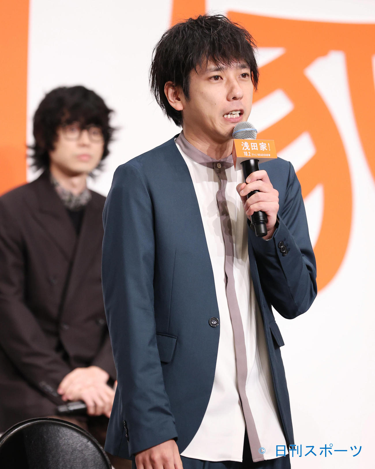 映画「浅田家！」完成報告会に登壇しあいさつする二宮和也（撮影・垰建太）