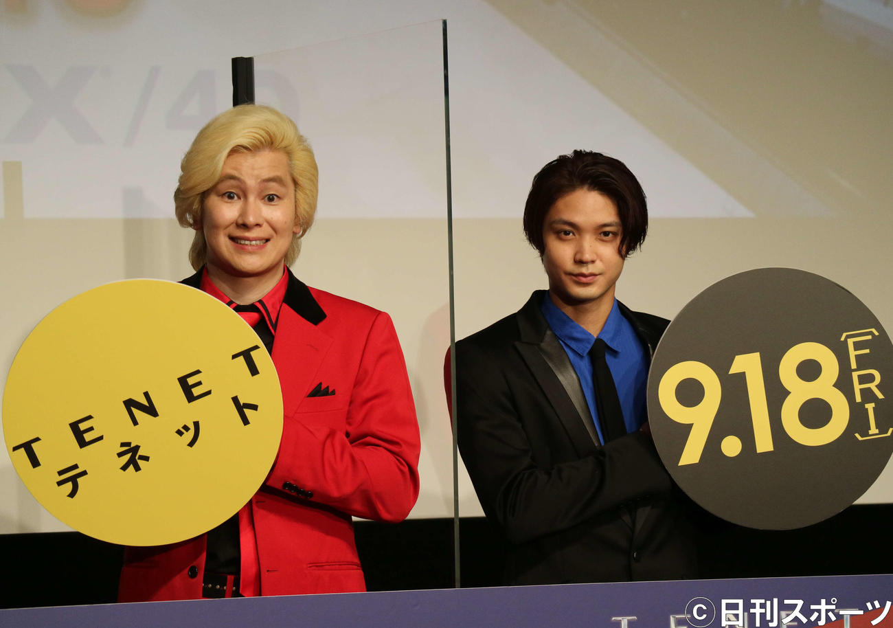 映画「TENET　テネット」のイベントに出席したカズレーザー（左）、磯村勇斗