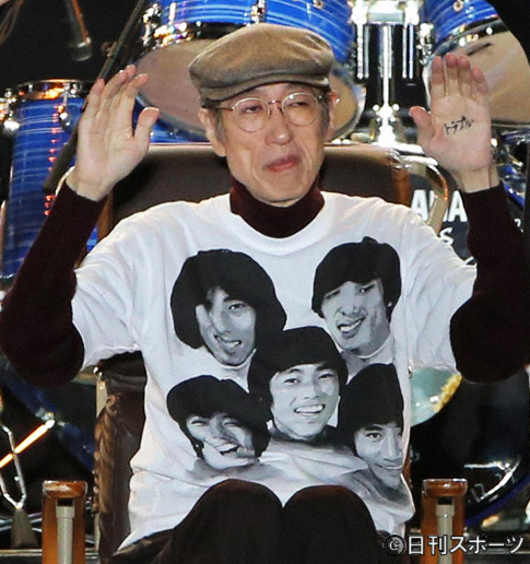2013年12月　タイガースのシャツを着て笑顔の岸部四郎さん