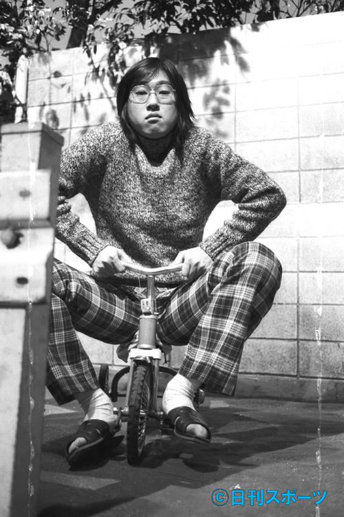 1972年12月　幼児用三輪車に乗る岸部四郎さん
