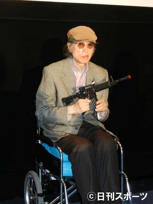 2011年11月　米映画「ホーボー・ウィズ・ショットガン」試写会　車椅子で登場しポーズをとる岸部四郎さん