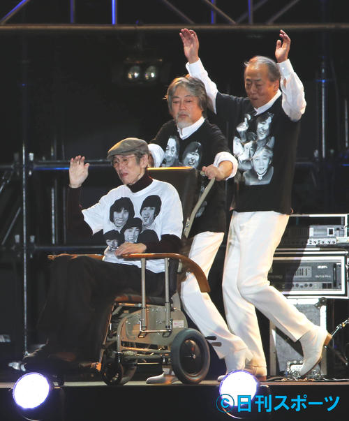 2013年12月　ザ・タイガース復活ツアー最終公演に出演した岸部四郎さんの車イスを押す沢田研二。右はバンザイする兄の岸部一徳
