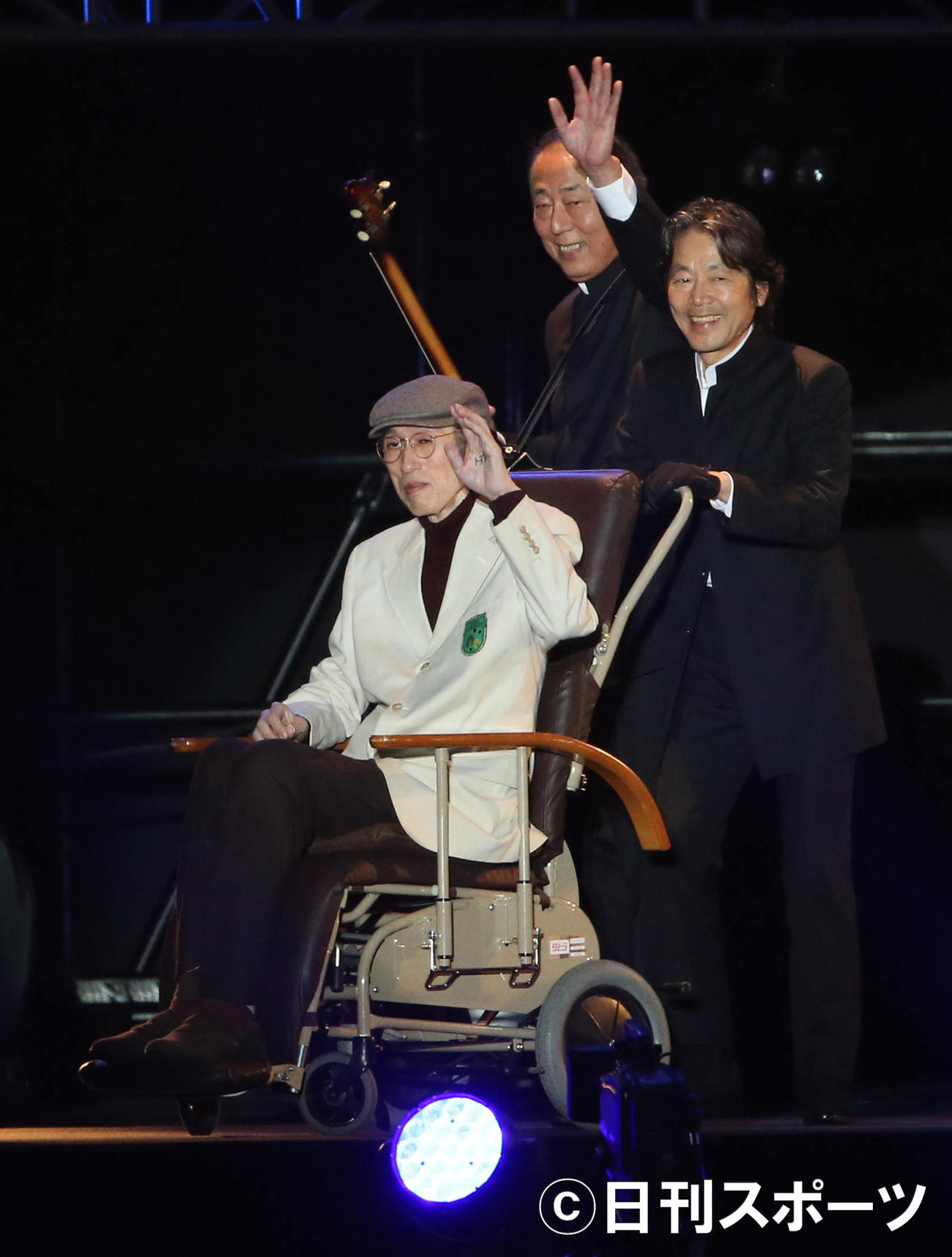 ザ・タイガース復活ツアー最終公演で、手を上げて舞台から引き揚げる岸部四郎（左端）。中央は岸部一徳、右は瞳みのる（2013年12月27日撮影）