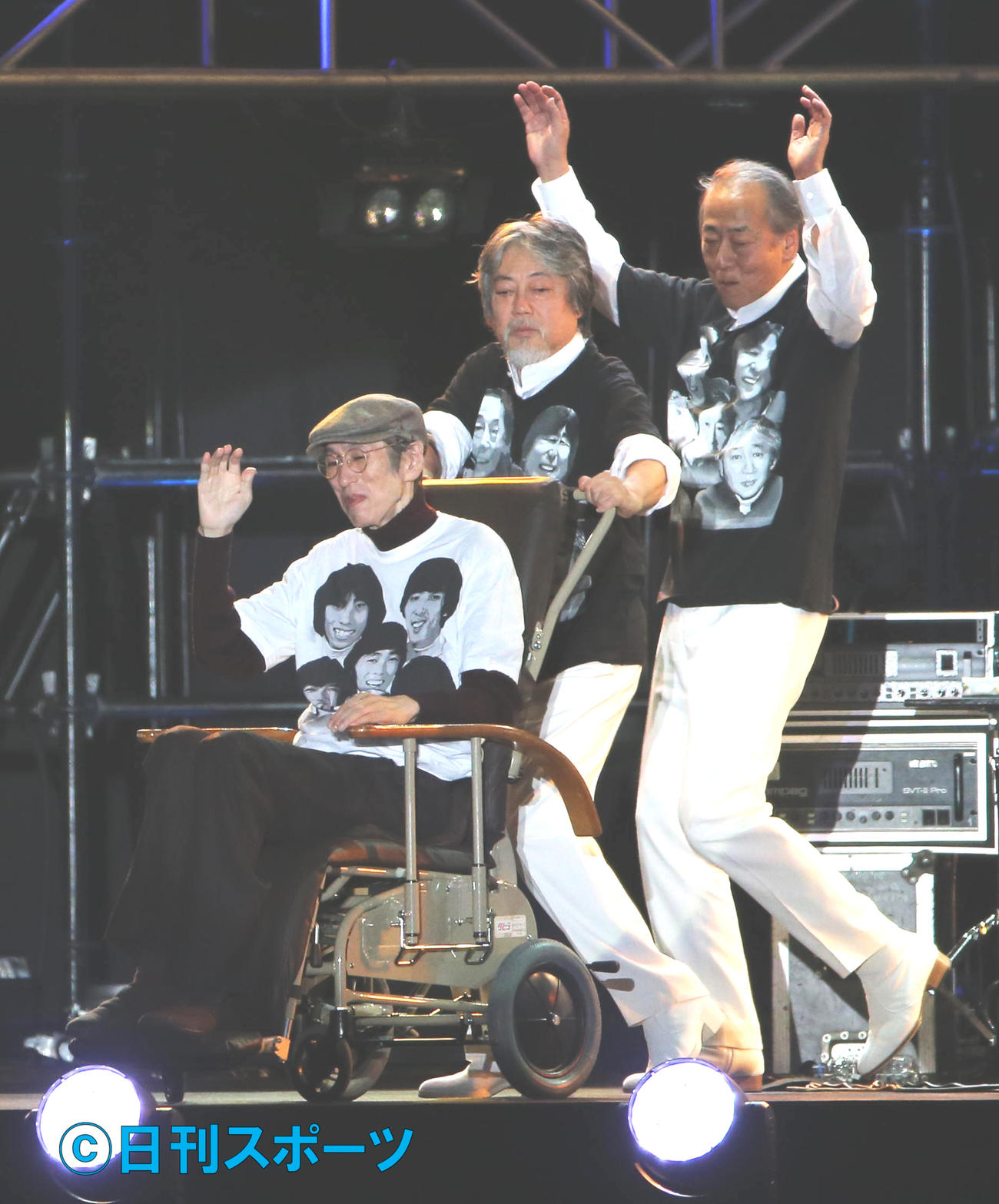 13年12月、ザ・タイガース復活ツアー最終公演で沢田研二（中央）に車いすを押してもらう岸部四郎さん。右は岸部一徳