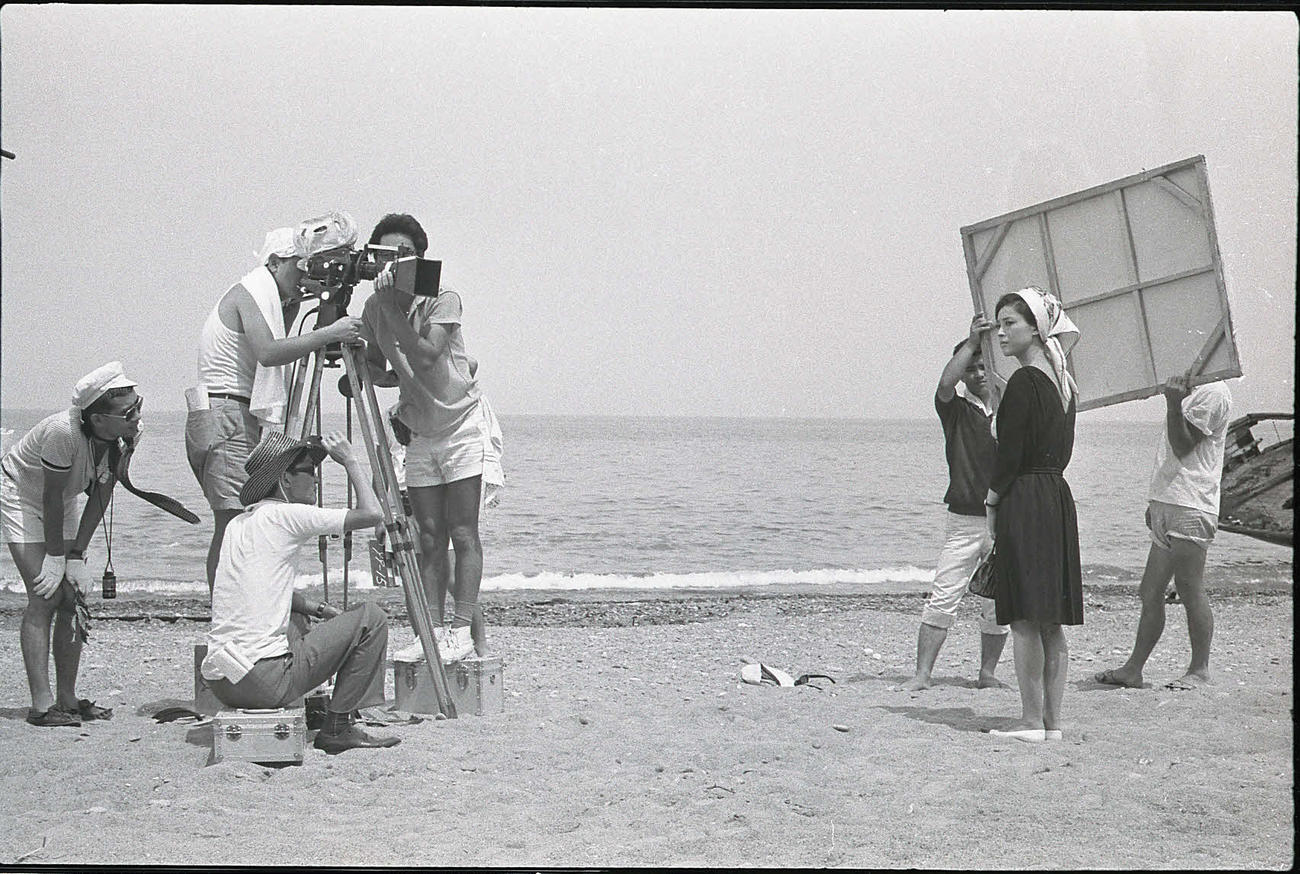「女のみづうみ」（66年）の撮影風景。カメラ手前に座る吉田喜重監督とレフ板を背にした岡田茉莉子（松竹提供）