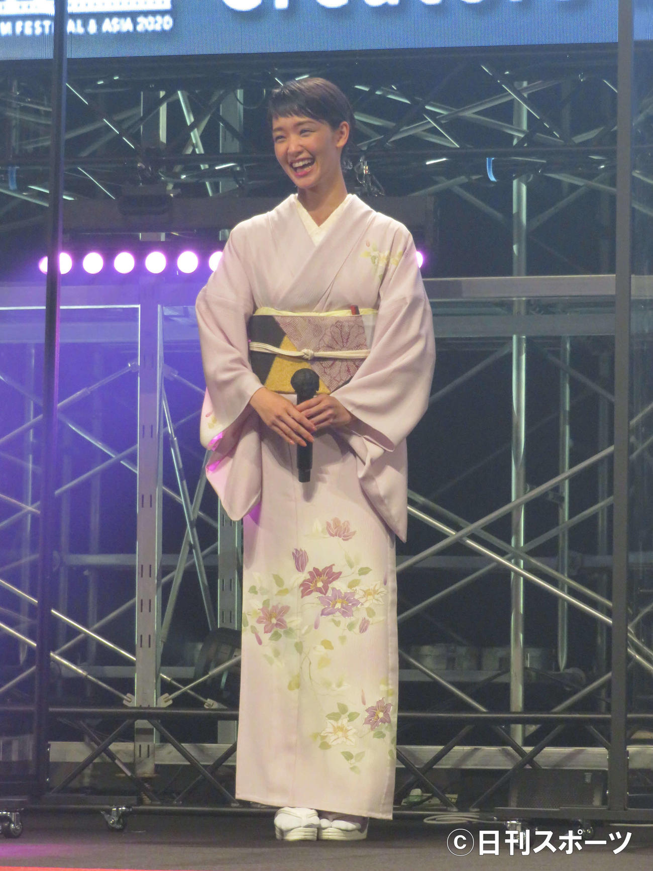 着物姿で満面の笑顔を見せる剛力彩芽（撮影・村上幸将）
