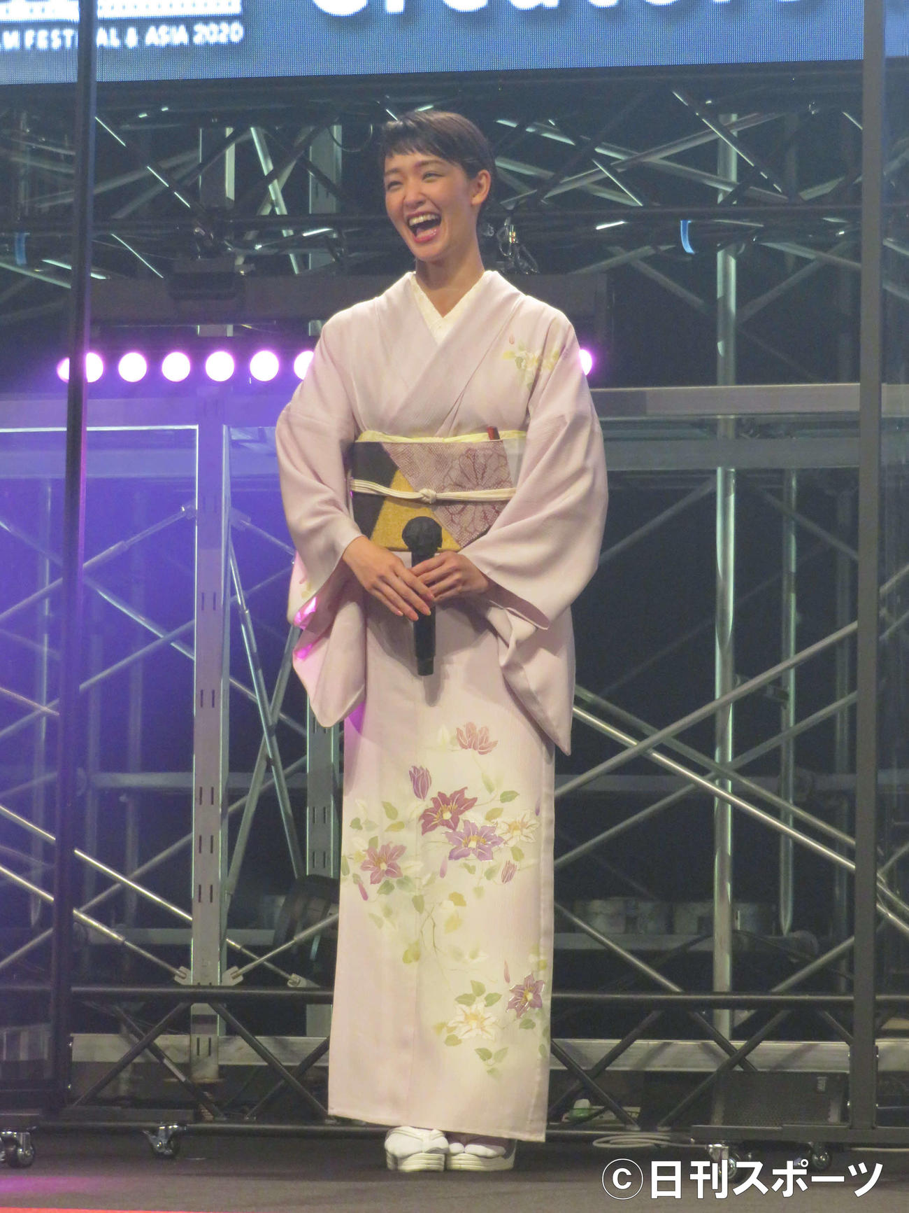 着物姿で満面の笑顔を見せる剛力彩芽（撮影・村上幸将）