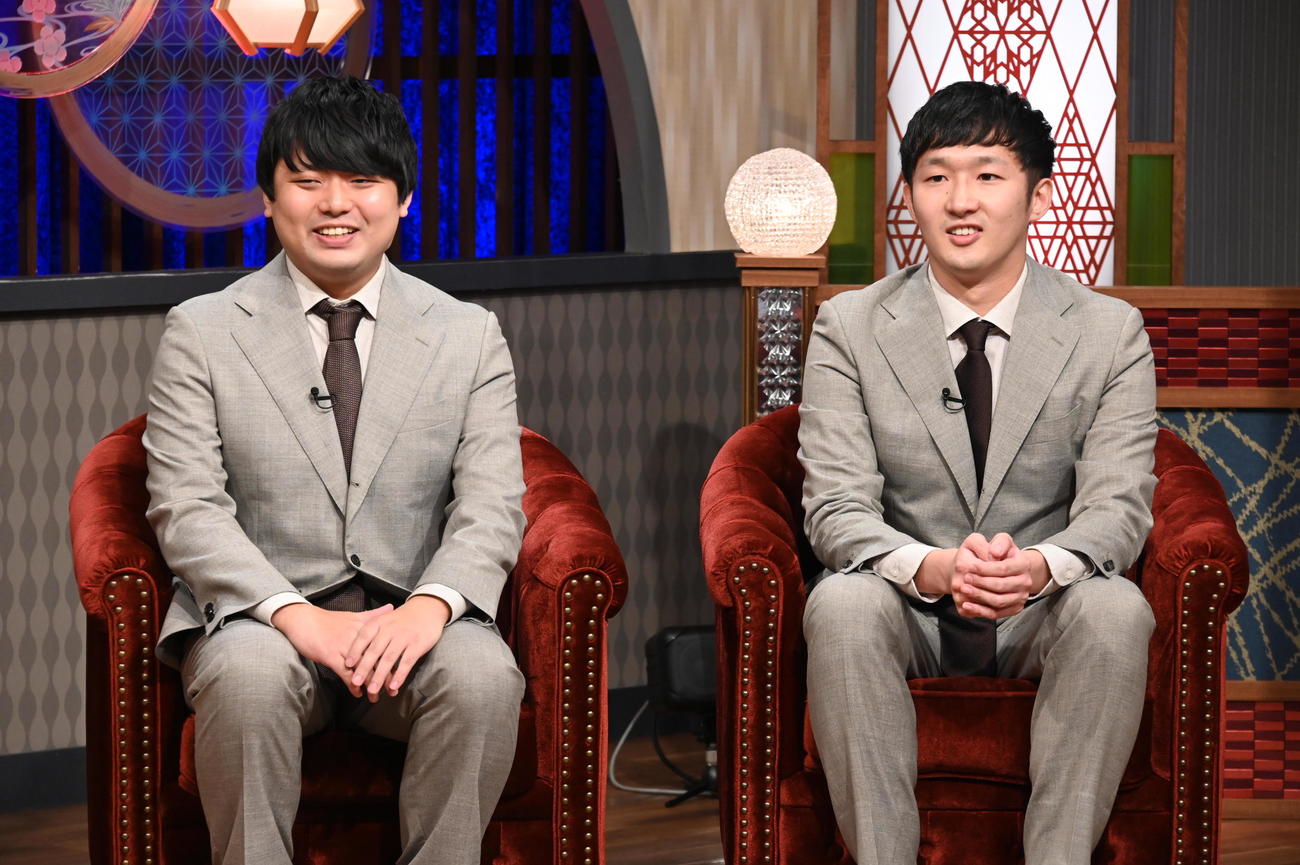 日本テレビ系「新・日本男児と中居」に出演したアマチュア芸人サーフボードストレッチの橋本健一郎（左）と高橋翔