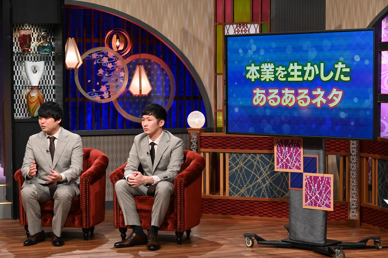 日本テレビ系「新・日本男児と中居」に出演し、プレゼンテーションするアマチュア芸人サーフボードストレッチの橋本健一郎（左）と高橋翔