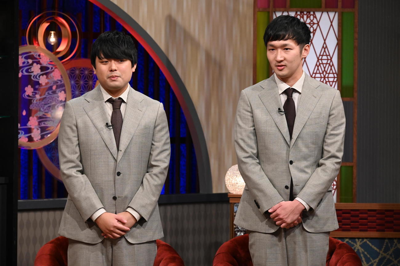 日本テレビ系「新・日本男児と中居」に出演したアマチュア芸人サーフボードストレッチの橋本健一郎（左）と高橋翔