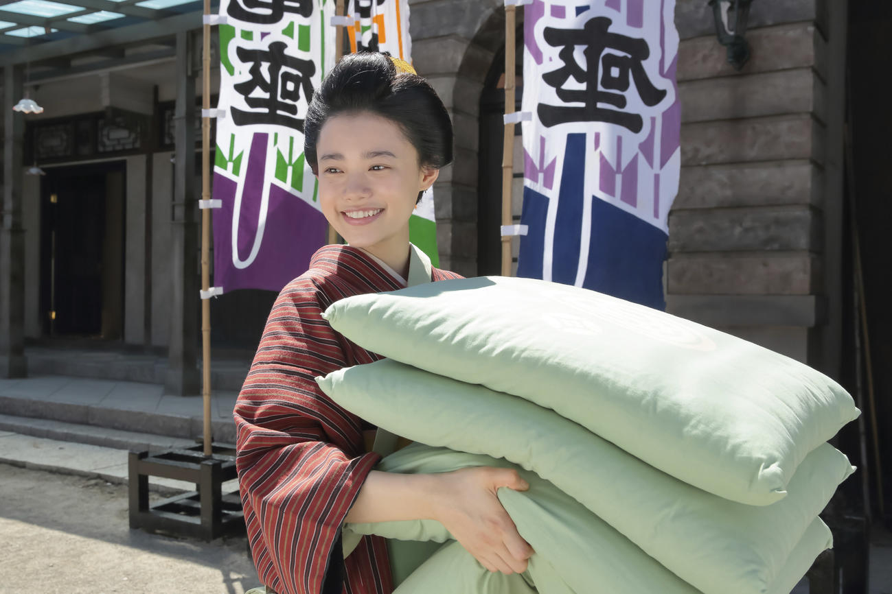 道頓堀を再現したオープンセットで、お茶子姿で座布団を運ぶ場面を収録した杉咲花