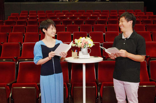 オンライン朗読劇「仮面夫婦の鑑」に出演する伊藤万理華（左）と森田哲矢