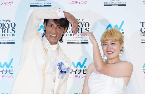 20年9月6日、サプライズ挙式から一夜明け、ウエディングドレスとタキシード姿で会見し、手でハートマークを作る本並健治氏（左）と丸山桂里奈