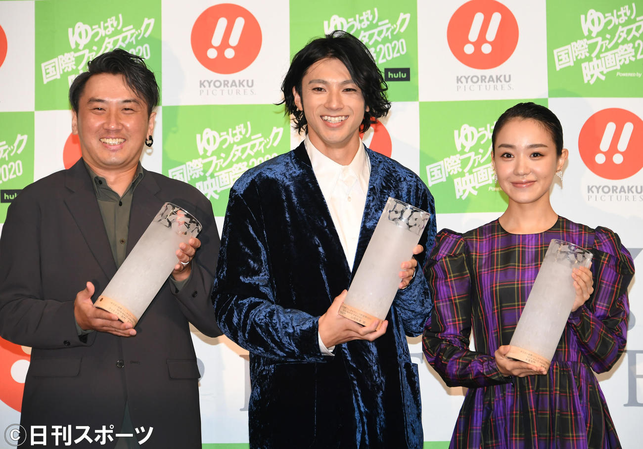 ニューウェーブアワードを受賞した、左からクリエイター部門杉原輝昭監督、男優部門の山田裕貴、女優部門の奈緒（撮影・酒井清司）