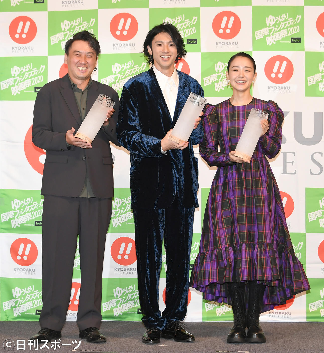 ニューウェーブアワードを受賞した、左からクリエイター部門杉原輝昭監督、男優部門の山田裕貴、女優部門の奈緒（撮影・酒井清司）