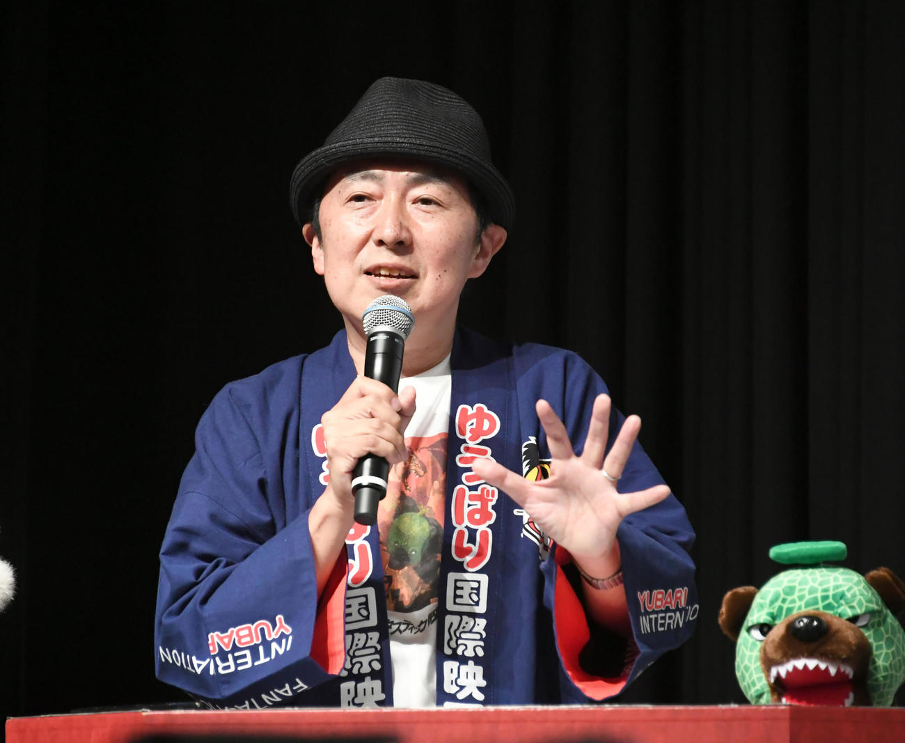 オープニングセレモニーで、MCを務める笠井信輔アナ（撮影・酒井清司）